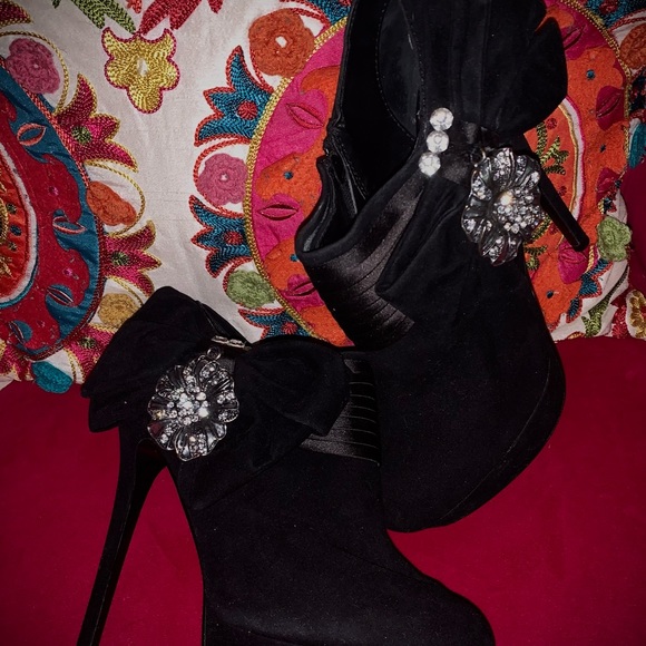 Super high and cute booties😍 - Picture 3 of 4